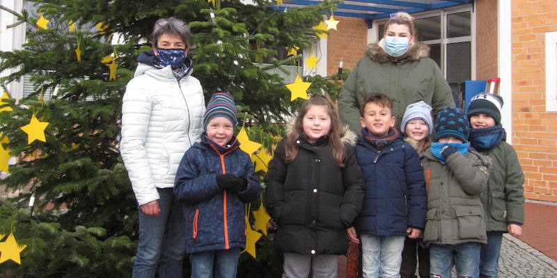 Kinder schmücken Weihnachtsbäume